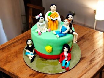 green-base-family-gathering-cake