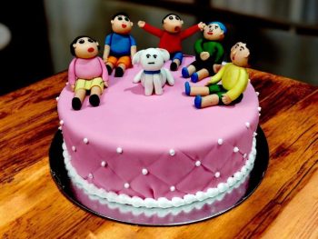 shin-chan-friends-pink-cake