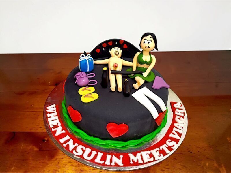 naughty-couple-romantic-theme-cake naughty-couple-romantic-theme-cake